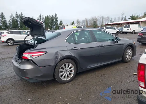 2020 Toyota Camry Le z USA, uszkodzony, nr VIN 4T1C11AK7LU956309